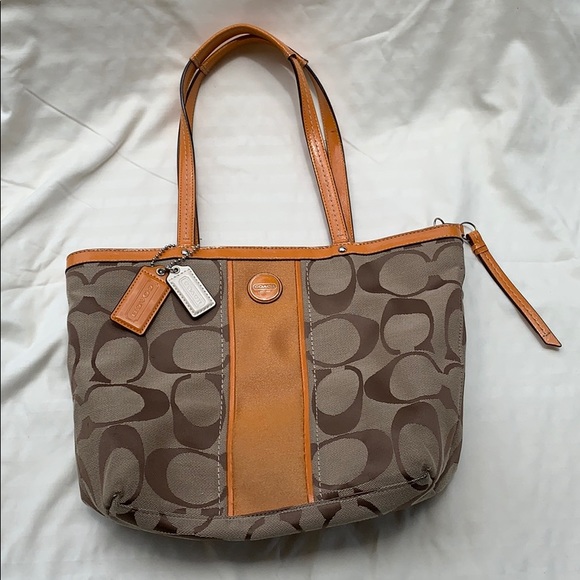 Coach Handbags - Coach authentic medium tote signature